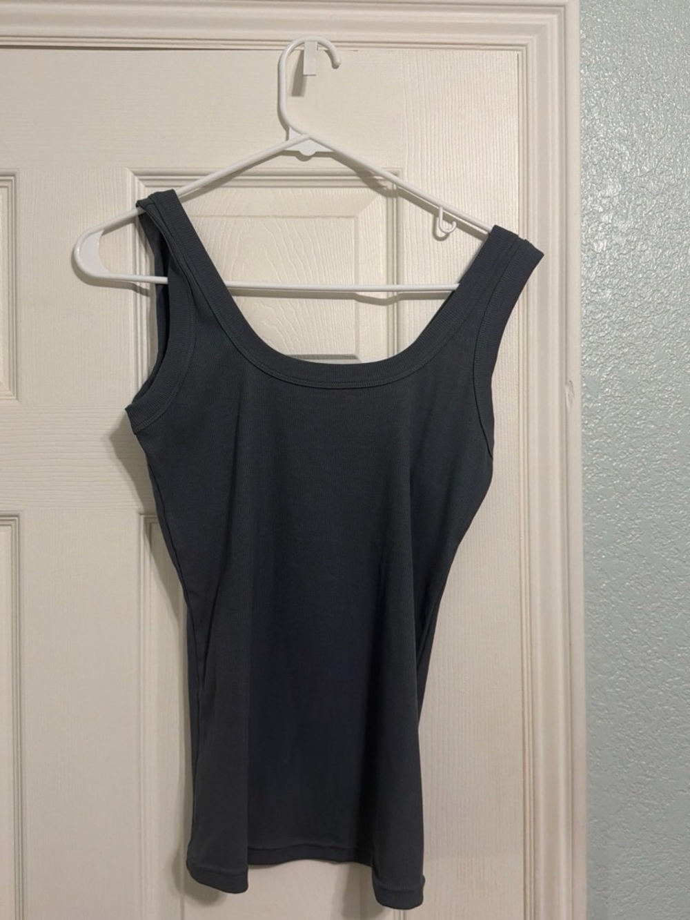 Amazon NEW WITH TAGS!! Women's Scoop Neck Tank Top - Charcoal Gray